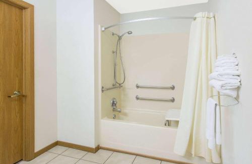 Escanaba Hotel | Super 8 by Wyndham Escanaba