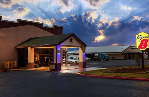 Giddings Hotel | Super 8 by Wyndham Giddings