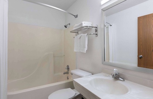 Grapevine Hotel | Super 8 by Wyndham Grapevine/DFW Airport Northwest