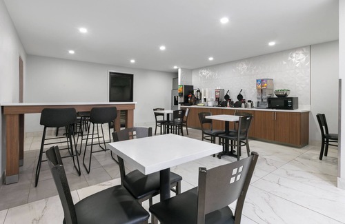 Grapevine Hotel | Super 8 by Wyndham Grapevine/DFW Airport Northwest