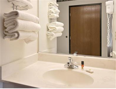 Heath Hotel | Super 8 by Wyndham Heath/Newark