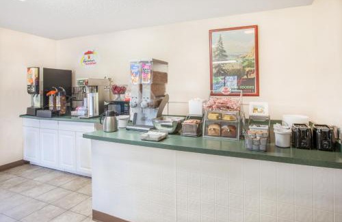 Houghton Lake Hotel | Super 8 by Wyndham Houghton Lake
