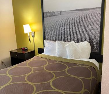 Independence Hotel | Super 8 by Wyndham Independence IA