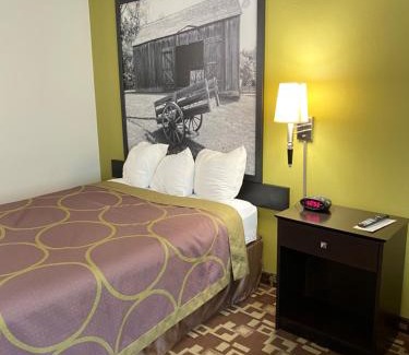 Independence Hotel | Super 8 by Wyndham Independence IA