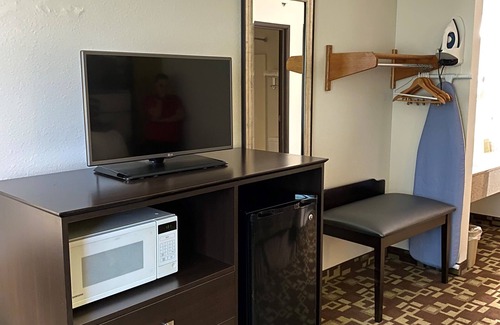 Independence Hotel | Super 8 by Wyndham Independence IA