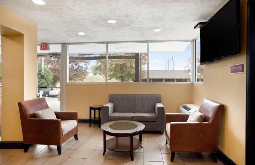 Jackson Hotel | Super 8 by Wyndham Jackson