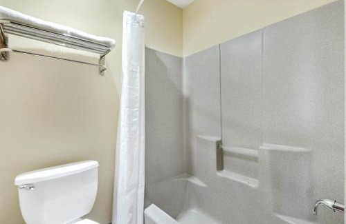 Winnetonka Hotel | Super 8 by Wyndham Kansas City