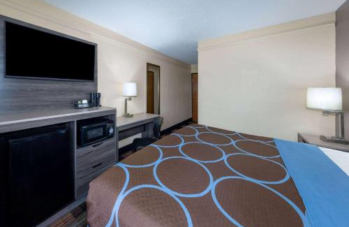 Waldron Hotel | Super 8 by Wyndham Kansas City at Barry Road/Airport