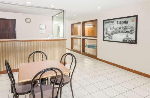 Lincoln Hotel | Super 8 by Wyndham Lincoln