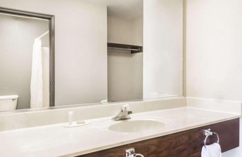 Madison Hotel | Super 8 by Wyndham Madison IN