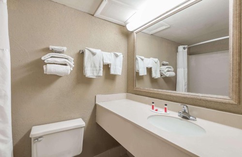 Miamisburg Hotel | Super 8 by Wyndham Miamisburg Dayton S Area OH