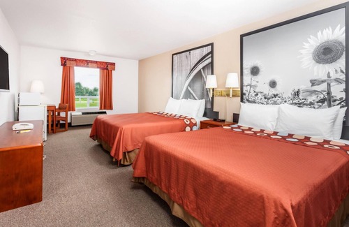 Morden Hotel | Super 8 by Wyndham Morden