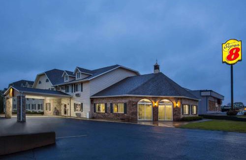 Reedsburg Hotel | Super 8 by Wyndham Reedsburg