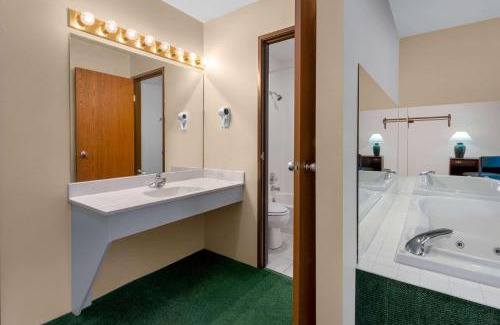 Reedsburg Hotel | Super 8 by Wyndham Reedsburg