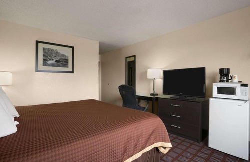 Saginaw Hotel | Super 8 by Wyndham Saginaw