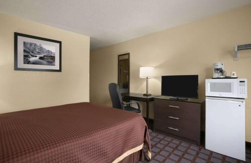 Saginaw Hotel | Super 8 by Wyndham Saginaw