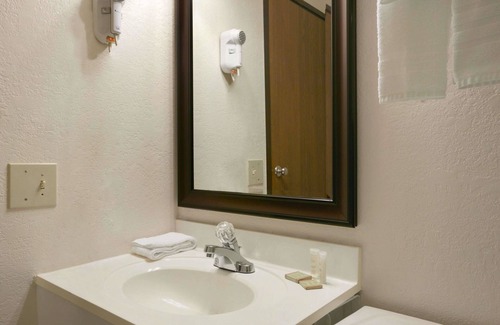 Saginaw Hotel | Super 8 by Wyndham Saginaw