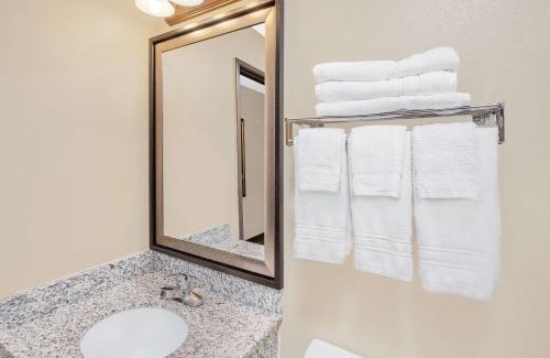 Seville Hotel | Super 8 by Wyndham Seville