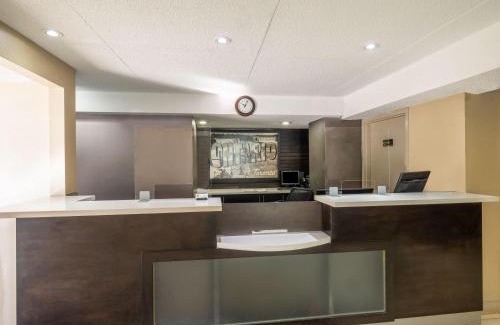 Scarborough Hotel | Super 8 by Wyndham Toronto East ON