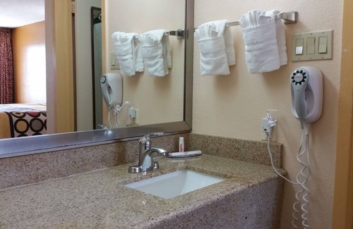 Woodway Hotel | Super 8 by Wyndham Waco/Mall area TX