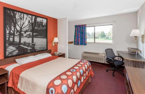 Washington Hotel | Super 8 by Wyndham Washington/Peoria Area