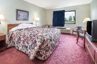 Waterloo Hotel | Super 8 by Wyndham Waterloo