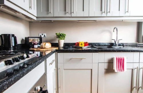 Twickenham Riverside Apartment | Super Chic 1-Bedroom Urban Hideaway