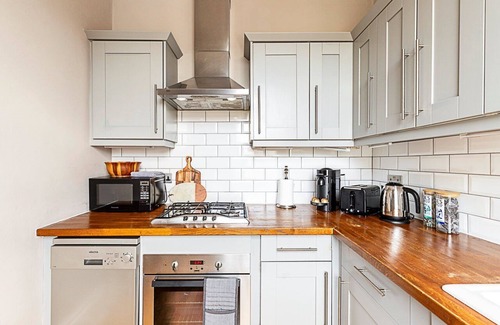 Twickenham Riverside Apartment | Super Chic 1-Bedroom Urban Hideaway