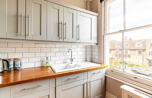 Twickenham Riverside Apartment | Super Chic 1-Bedroom Urban Hideaway