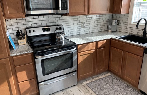 Fairfax House | Super Comfy Bungalow - Central Locale - Pet Friendly