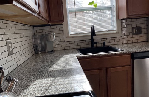 Fairfax House | Super Comfy Bungalow - Central Locale - Pet Friendly