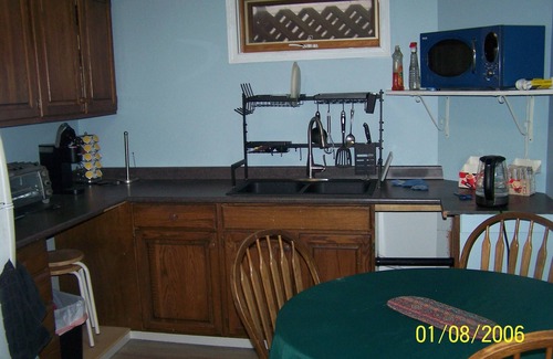 Turner Valley House | Super Comfy & Large Family Home w/Guest Kitchen, 2Bathrooms & up to 3Bedrooms.