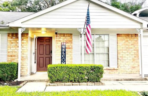 Katy Villa | Super Cozy 4 Bedroom - Sleeps 10 Great for families and professionals