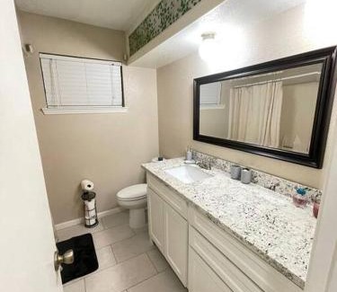 Katy Villa | Super Cozy 4 Bedroom - Sleeps 10 Great for families and professionals