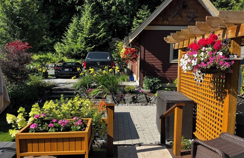 Lindell Beach Cottage | Super cozy private spa retreat with private hot tub ,wet sauna and cold plunge
