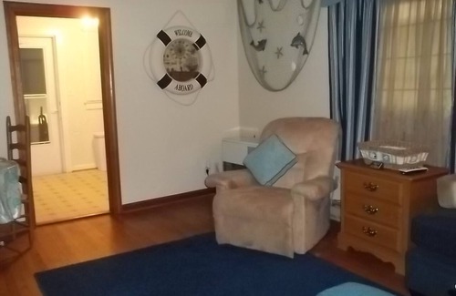 Colonial Beach Cottage | Super cute, 2 bedroom, 1 bath, furnished cottage
