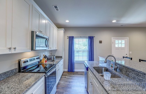 Johnson City House | Super-cute, 2022-built, 1 king BR/1 office house in Johnson City - WFH-friendly