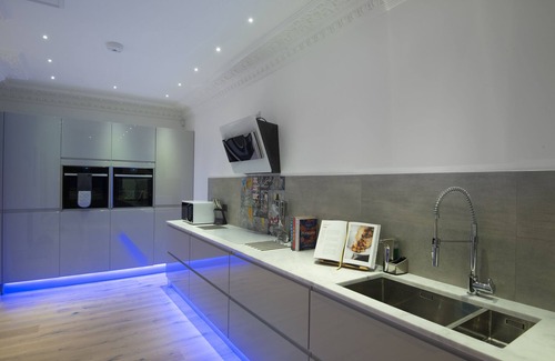 St Leonards-On-Sea House | Super deluxe 6 bedroom house with Hot tub, sea views, wood burner, roof terrace
