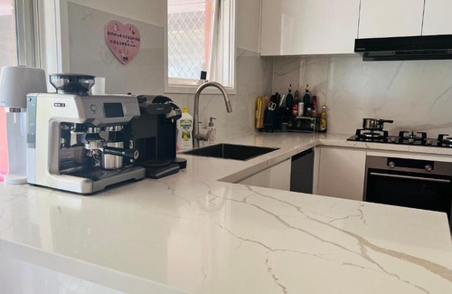 Burwood East House | Super king size bed, near Deakin Uni and Kmart