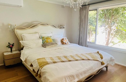 Burwood East House | Super king size bed, near Deakin Uni and Kmart