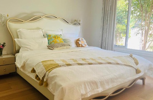 Burwood East House | Super king size bed, near Deakin Uni and Kmart