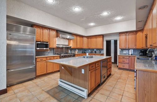Wilkes-Barre House | Super Luxury Mansion & Green Retreat In Plains PA