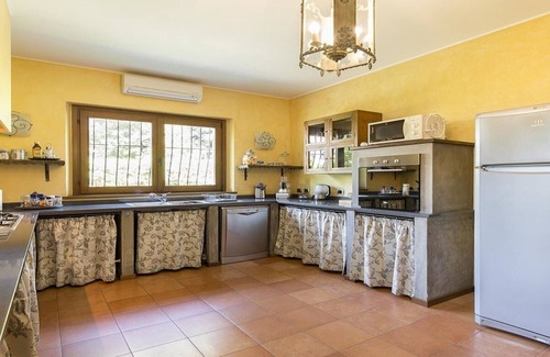 Solcio Villa | Super Luxury!PRIVATE LAKE ACCESS-Tennis court 9-hole on site private golf course