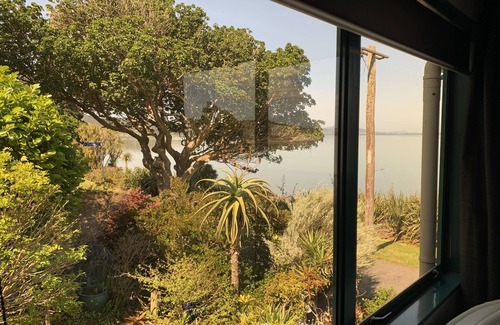Onerahi House | Super spacious house with magnificent water views