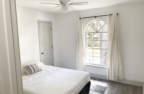 LaPlace House | Super spacious two-story home. Close to I-10, Airline Hwy, & area oil refineries