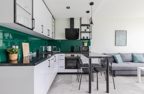 Saska Kepa Apartment | SuperApart Saska 48a, Sleek 6th-Floor Studio with Balcony & Elevator Access