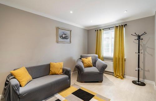 Glasgow House | Superb 3 Bed Home Away from Home in Glasgow, just off M8 with free parking