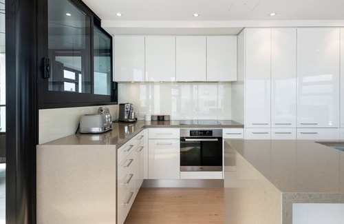 Mount Maunganui Apartment | Superb Elevated Sea Views with Heated Pool, Gym