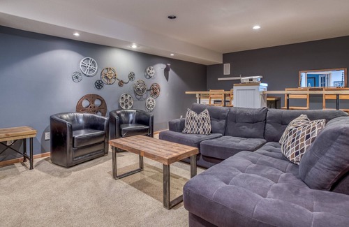 Westbrook Meadows House | Superb home w/ Movie Room, Hot Tub, Sleeps 6, 20min to MTN, 5min to Mill