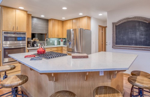 Westbrook Meadows House | Superb home w/ Movie Room, Hot Tub, Sleeps 6, 20min to MTN, 5min to Mill